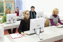Fünf Klientinnen beim gemeinsamen PC-Kurs