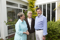Bewohnerinnen und Bewohner im Gespräch vorm Haus