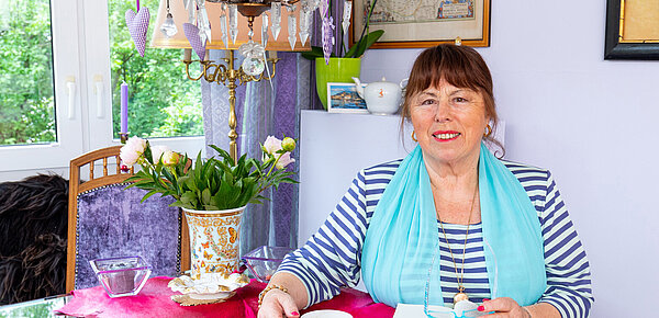 Zur Seite für Seniorinnen und Senioren Seniorin in ihrer Wohnung