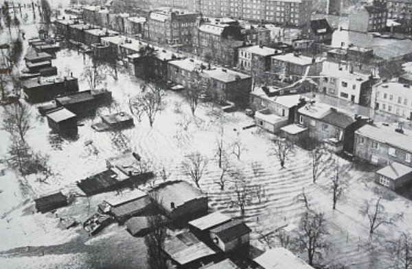 Überschwemmte Straße während der Sturmflut 1962