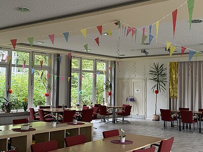 Im Gemeinschaftsraum gibt es neben Bingo und Gymnastik einen täglichen Mittagstisch.